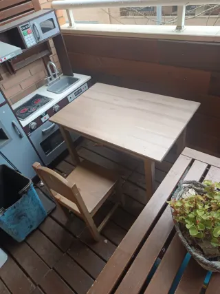 Mesa y silla infantil de madera