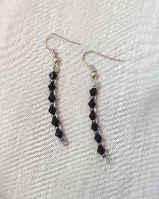 Brincos Elegantes Pretos com Detalhes Prateados