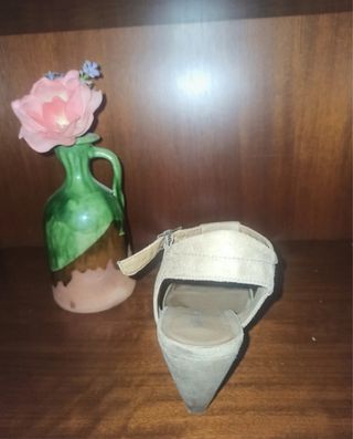 Zapatos tacón ante beige flecos