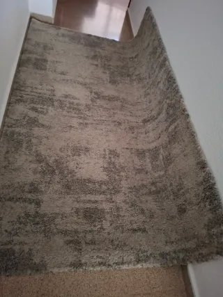 Alfombra beige y gris de tela