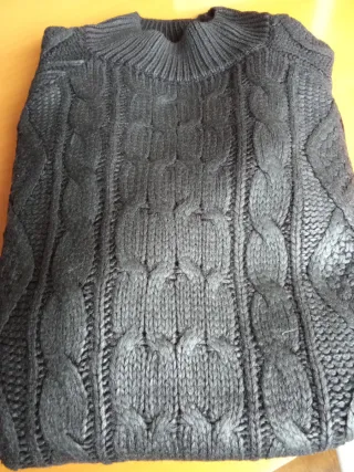 Vestido de punto de Zara negro trenzado.