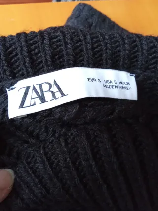 Vestido de punto de Zara negro trenzado.