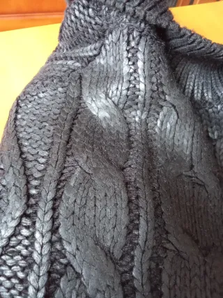 Vestido de punto de Zara negro trenzado.