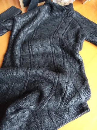 Vestido de punto de Zara negro trenzado.