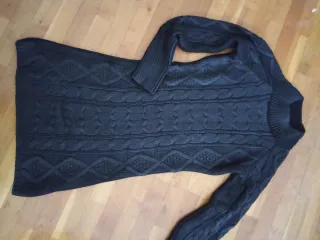 Vestido de punto de Zara negro trenzado.