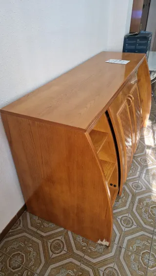 Aparador de madera con puertas correderas