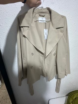 Trench corta fluida beige con cinturón