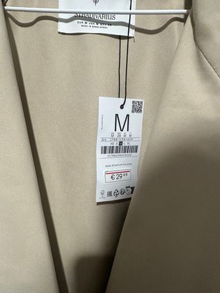 Trench corta fluida beige con cinturón