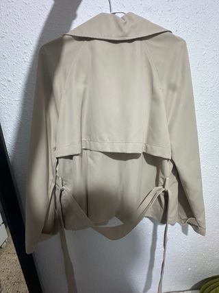 Trench corta fluida beige con cinturón