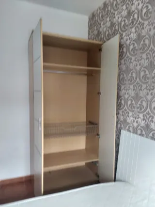 Armario de madera beige