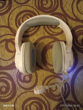 Auriculares blancos con micrófono y luces