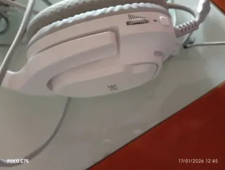 Auriculares blancos con micrófono y luces