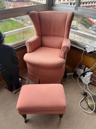 Poltrona e poggiapiedi vintage rosa
