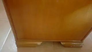 Cómoda de madera con espejo, y mesilla .