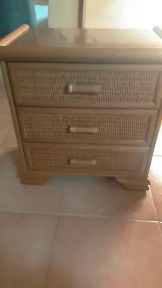 Cómoda de madera con espejo, y mesilla .