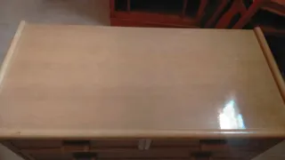 Cómoda de madera con espejo, y mesilla .