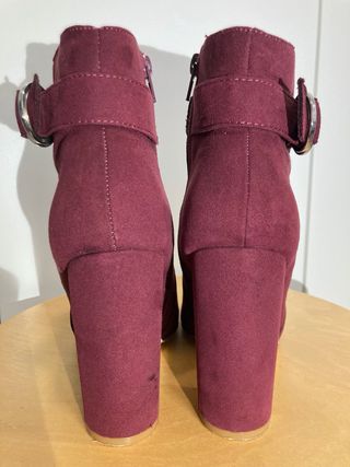 Botín tacón ante burdeos con hebilla