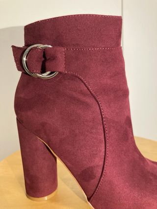 Botín tacón ante burdeos con hebilla