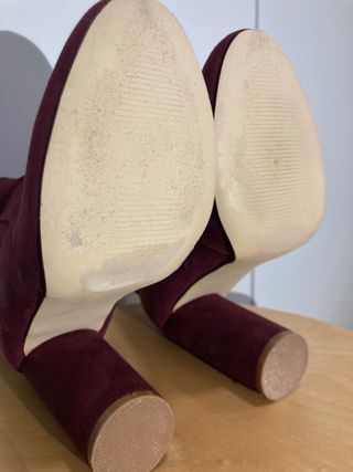 Botín tacón ante burdeos con hebilla