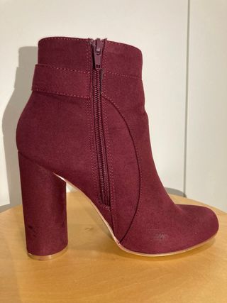 Botín tacón ante burdeos con hebilla