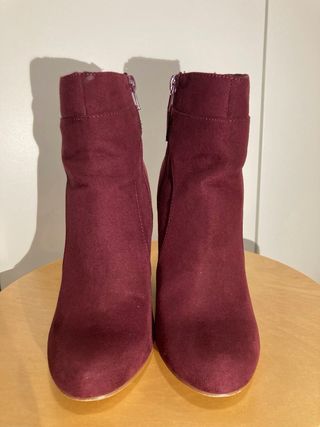 Botín tacón ante burdeos con hebilla
