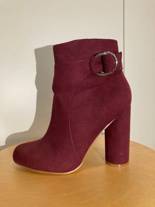 Botín tacón ante burdeos con hebilla