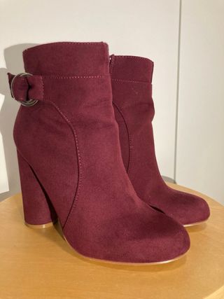 Botín tacón ante burdeos con hebilla