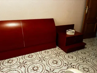 Cabezal y 2 mesitas de noche madera