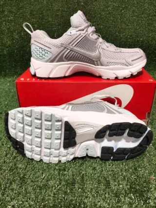 Nike Vomero 5 Talla 38 Gris Plata