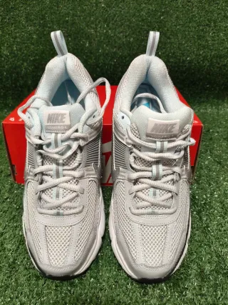 Nike Vomero 5 Talla 38 Gris Plata