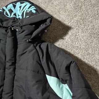 Abrigo Syna World Negro y Turquesa