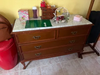 Cómoda de madera con tapa de mármol