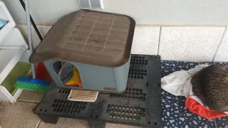 Caseta para mascotas gris y marrón