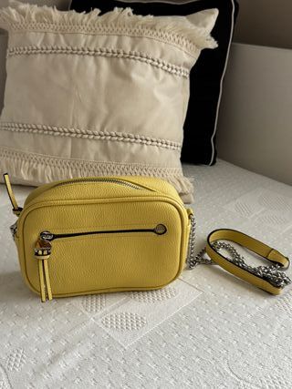 Bolso amarillo con cadena