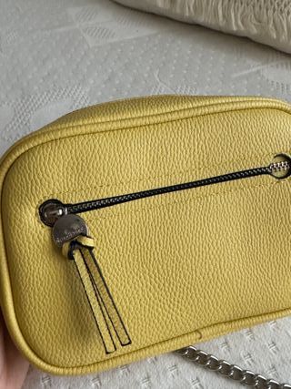 Bolso amarillo con cadena