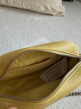Bolso amarillo con cadena