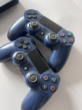 Consola PS4 con 2 mandos y 5 juegos