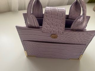 Bolso de mano lila efecto piel cocodrilo