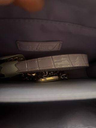 Bolso de mano lila efecto piel cocodrilo