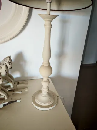 Lamparita de mesa beige y marrón