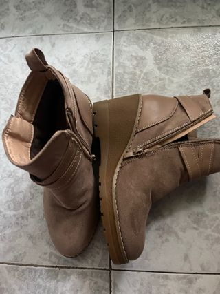 Botines cuña beige y marrón