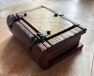 Caja de madera estilo castellano
