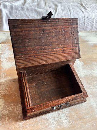 Caja de madera estilo castellano