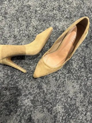 Zapatos de tacón camel ante