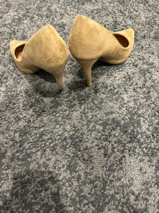 Zapatos de tacón camel ante
