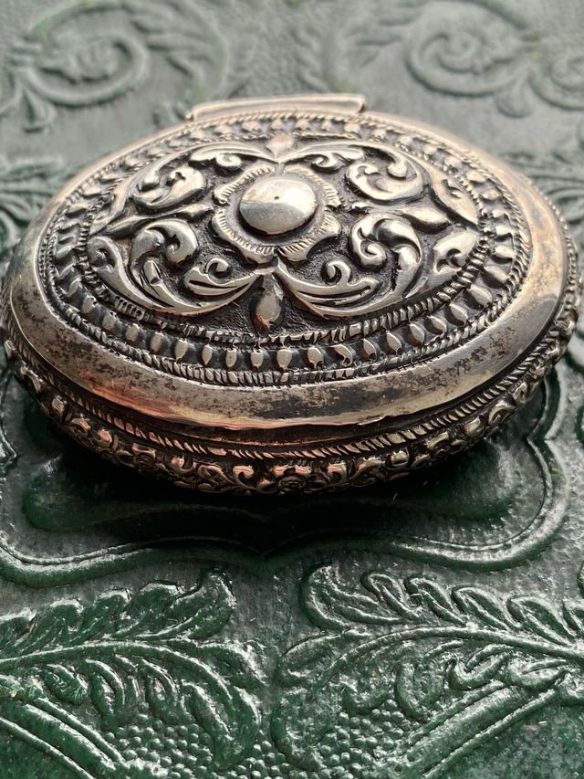 Preciosa Cajita plata labrada XIX