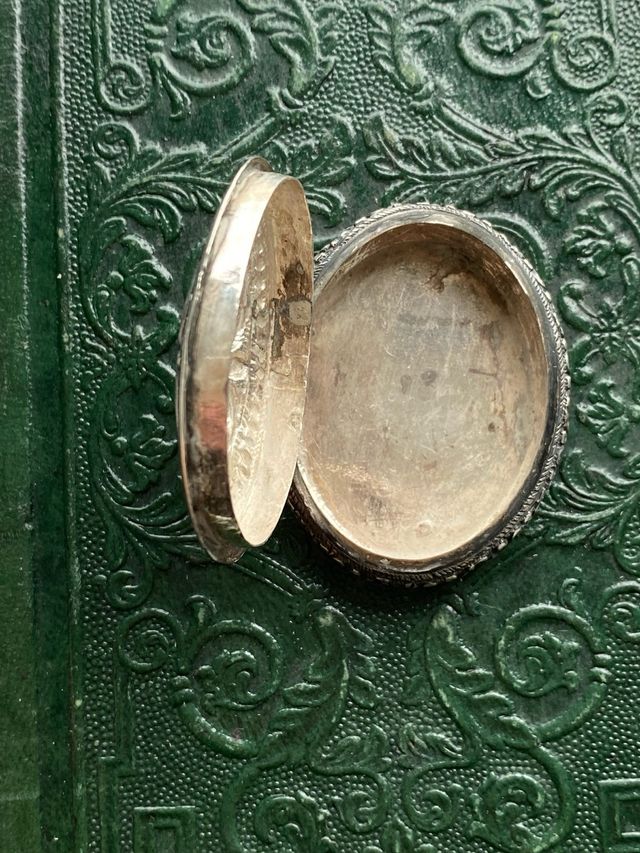 Preciosa Cajita plata labrada XIX