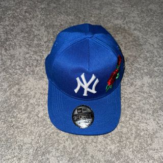 Gorra New Era Azul con Rosa Roja