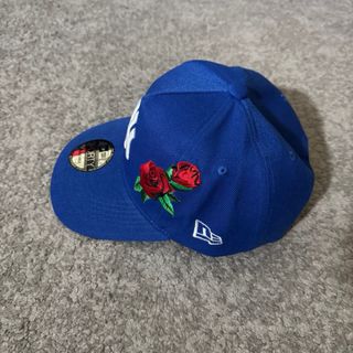 Gorra New Era Azul con Rosa Roja