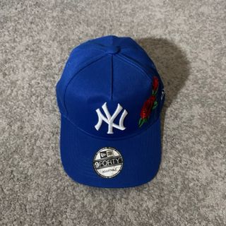 Gorra New Era Azul con Rosa Roja